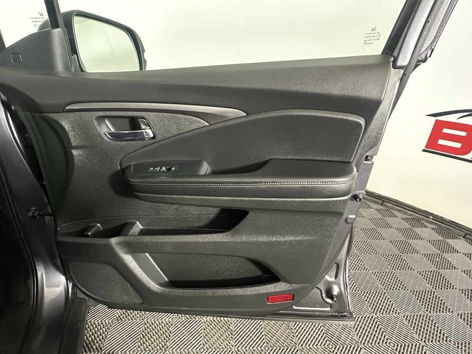 2022 Honda Pilot 3rd Gen - Image 16 of 21