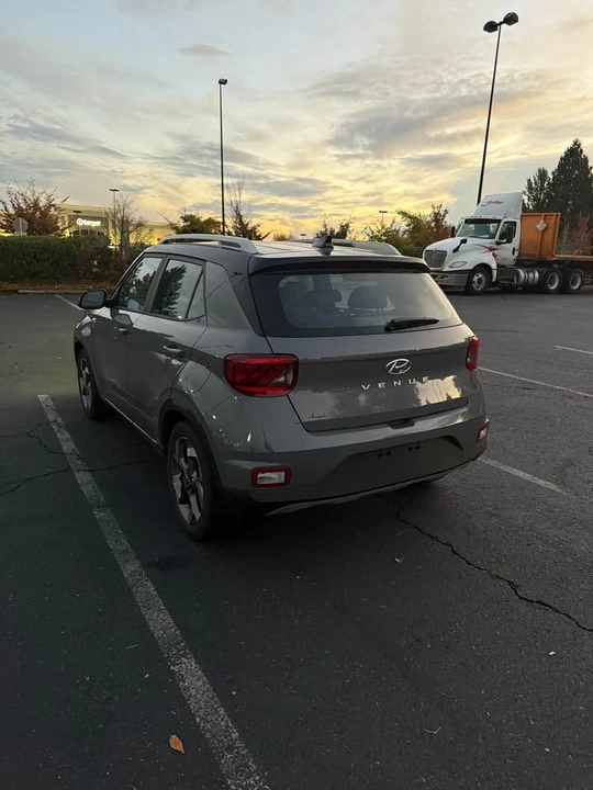 2022 Hyundai Venue - Image 4 of 10