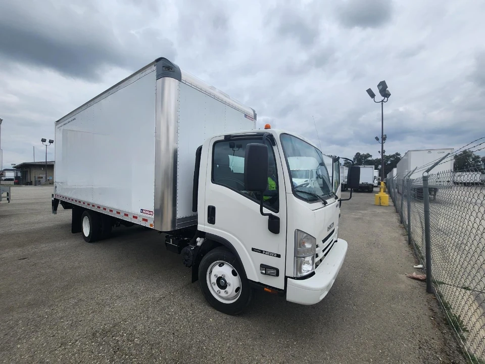 2022 Isuzu Elf - Image 5 of 12