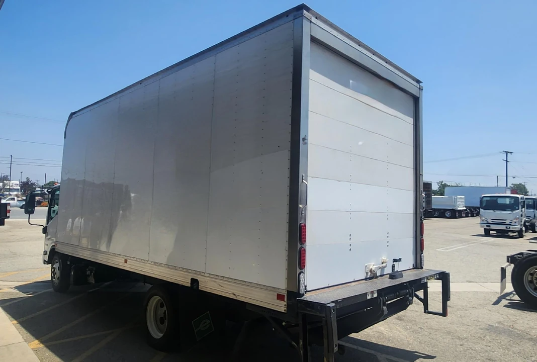2022 Isuzu Elf - Image 4 of 12