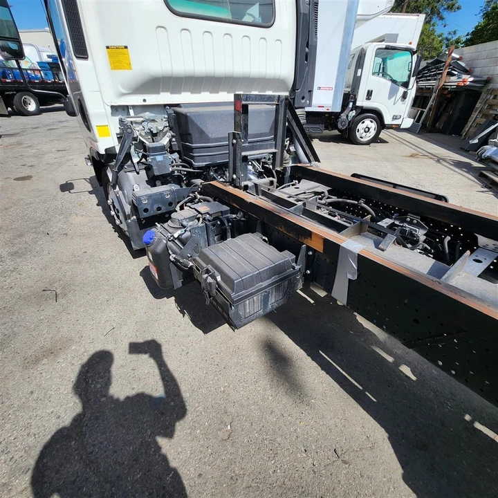 2022 Isuzu Elf - Image 26 of 31