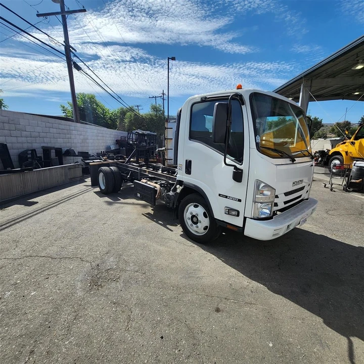 2022 Isuzu Elf - Image 20 of 31