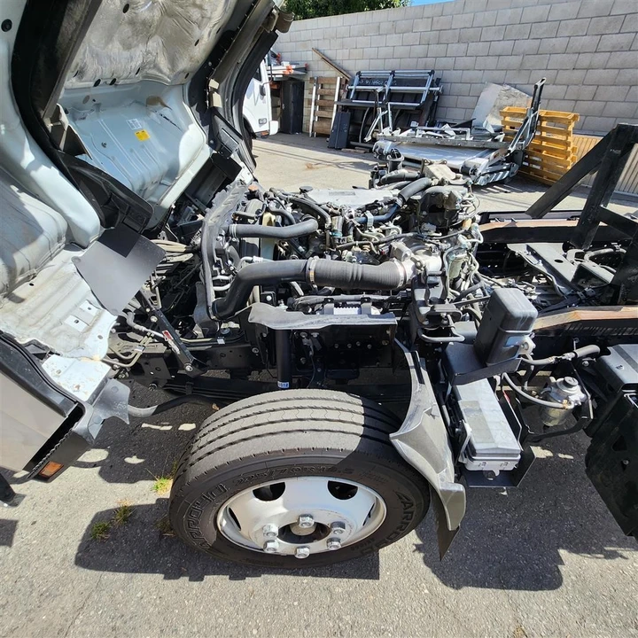 2022 Isuzu Elf - Image 28 of 31