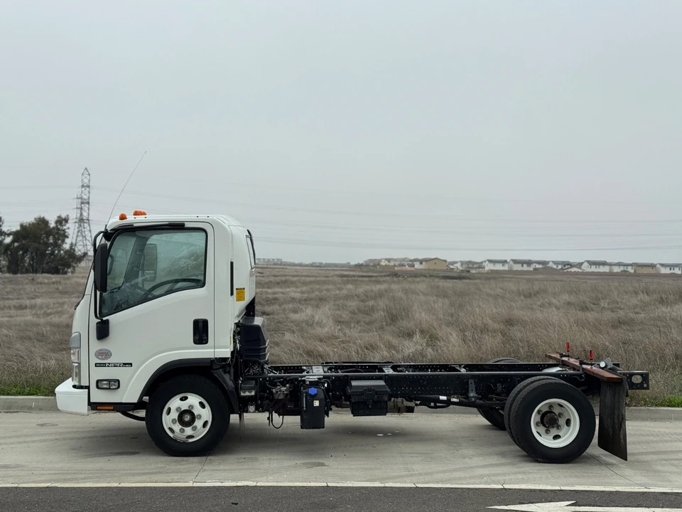 2022 Isuzu Elf - Image 2 of 11