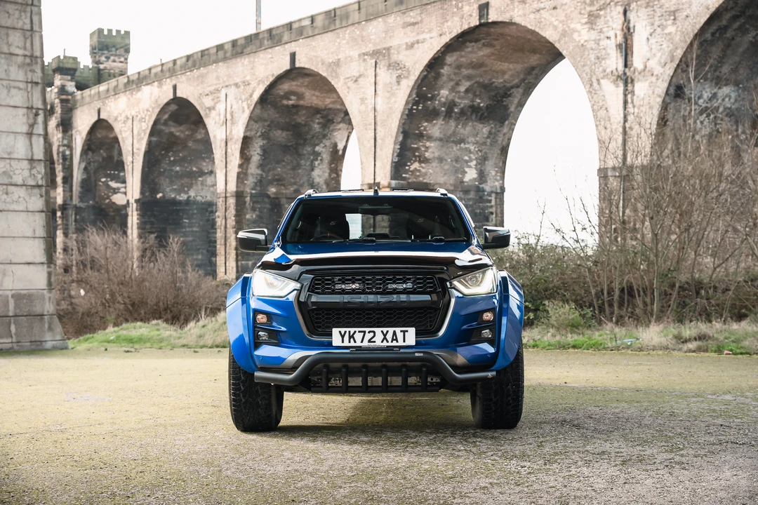 2022 Isuzu - Image 2 of 20