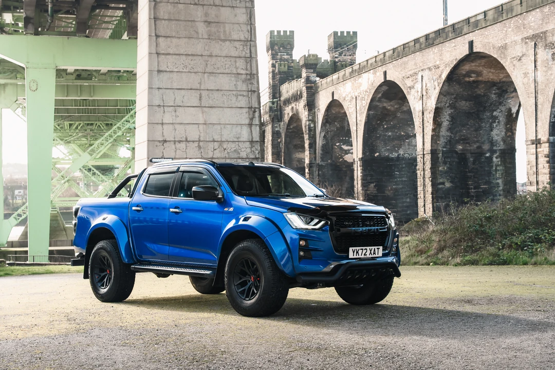 2022 Isuzu - Image 3 of 20