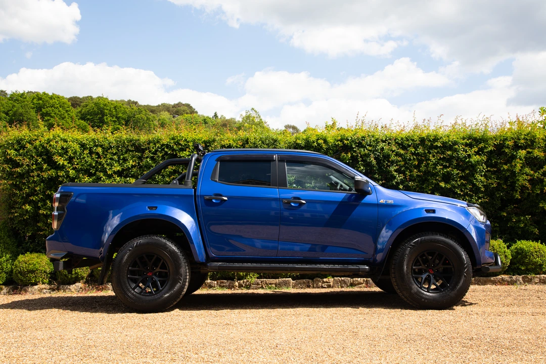 2022 Isuzu - Image 8 of 31