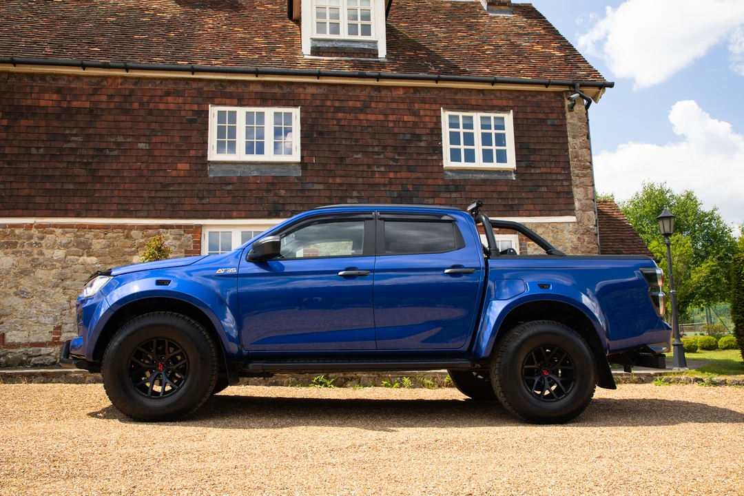 2022 Isuzu - Image 4 of 31