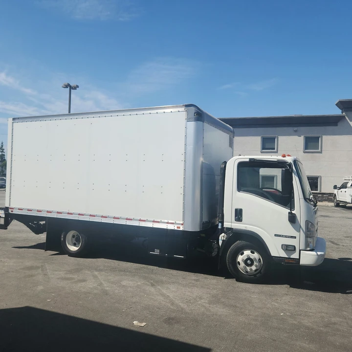 2022 Isuzu Elf - Image 18 of 31