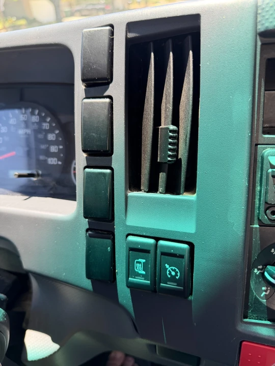 2022 Isuzu Elf - Image 27 of 29