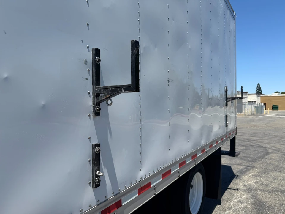 2022 Isuzu Elf - Image 17 of 30