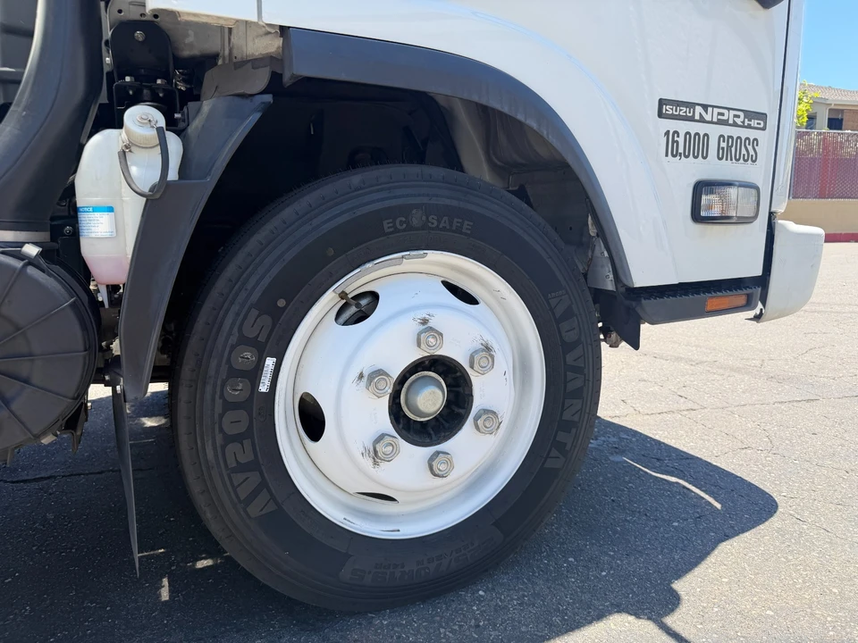 2022 Isuzu Elf - Image 10 of 29