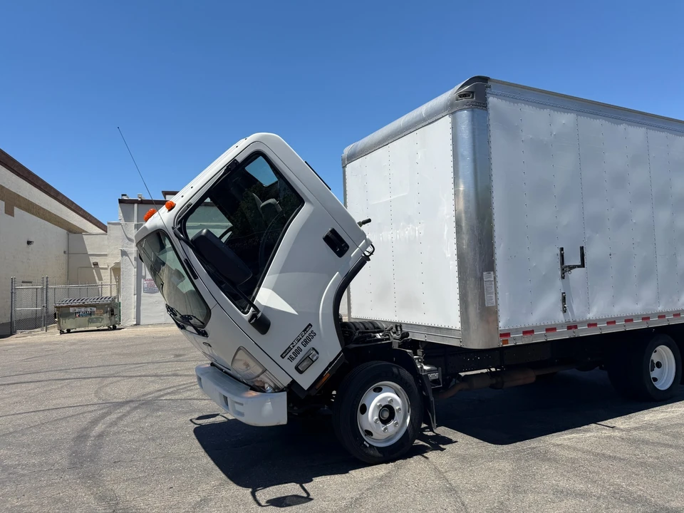 2022 Isuzu Elf - Image 14 of 29