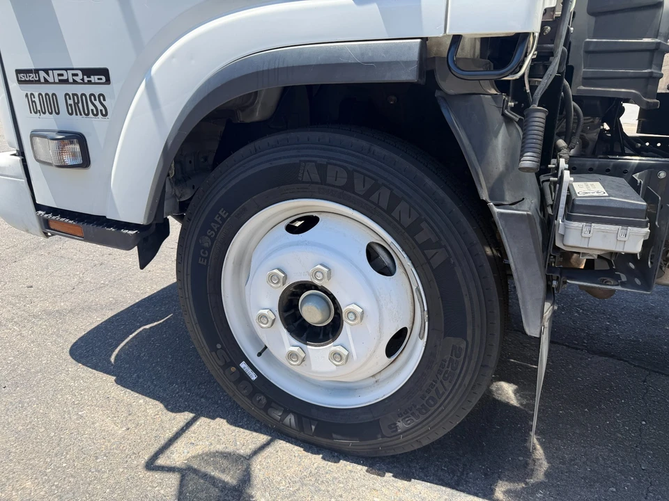 2022 Isuzu Elf - Image 9 of 29