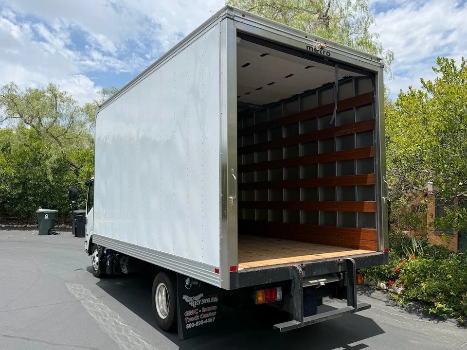 2022 Isuzu Elf - Image 2 of 27