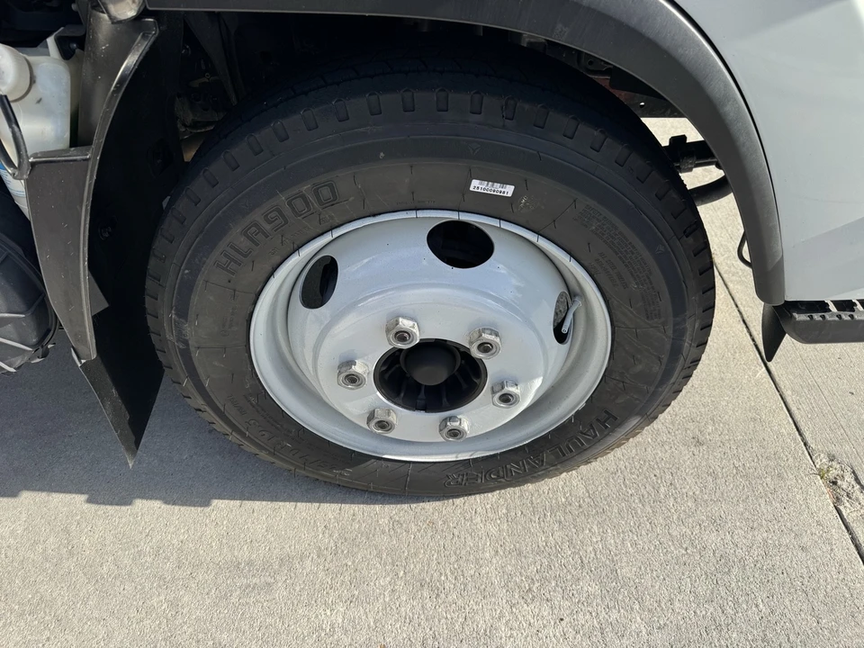 2022 Isuzu Elf - Image 12 of 19