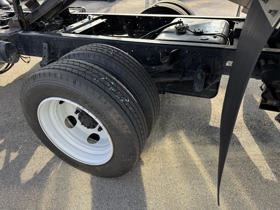 2022 Isuzu Elf - Image 14 of 19