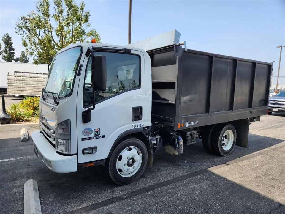 2022 Isuzu Elf - Image 2 of 12
