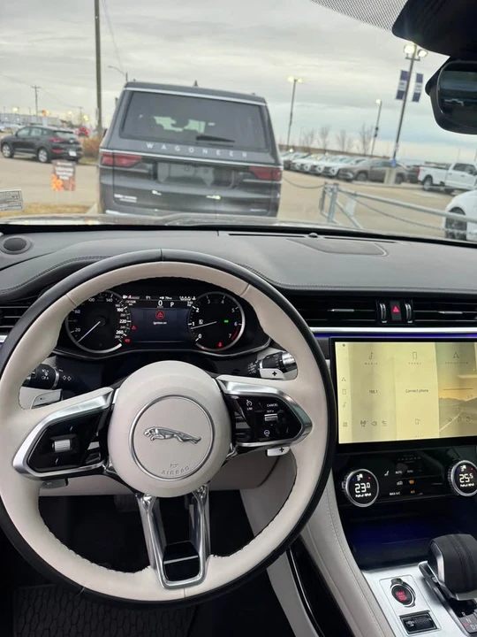 2022 Jaguar F-Pace - Image 6 of 8