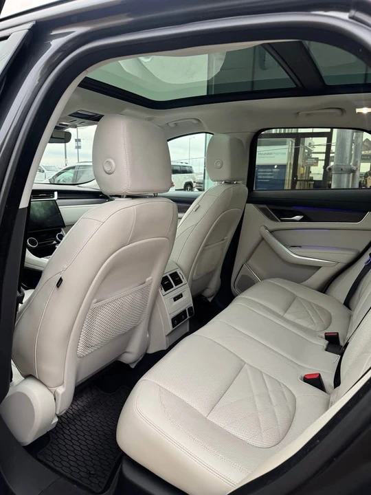 2022 Jaguar F-Pace - Image 4 of 8