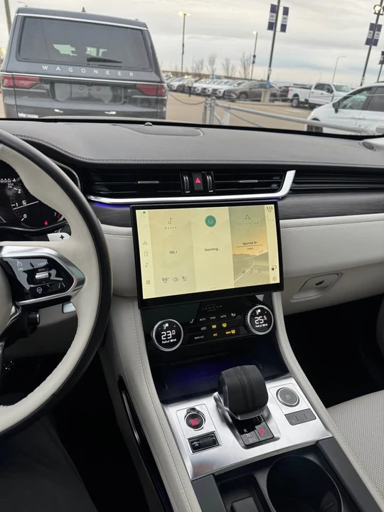 2022 Jaguar F-Pace - Image 7 of 8