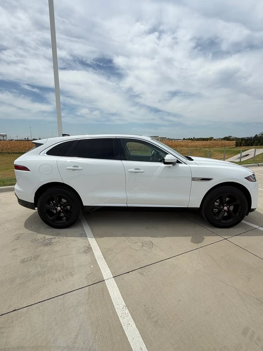 2022 Jaguar F-Pace - Image 2 of 10