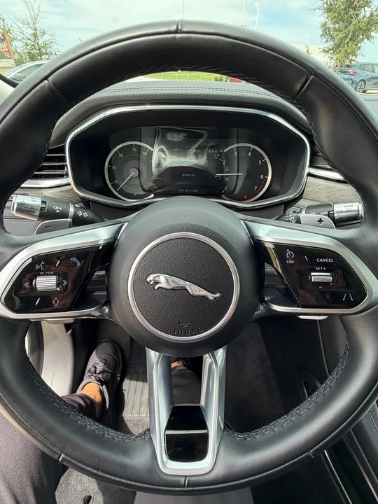 2022 Jaguar F-Pace - Image 9 of 10