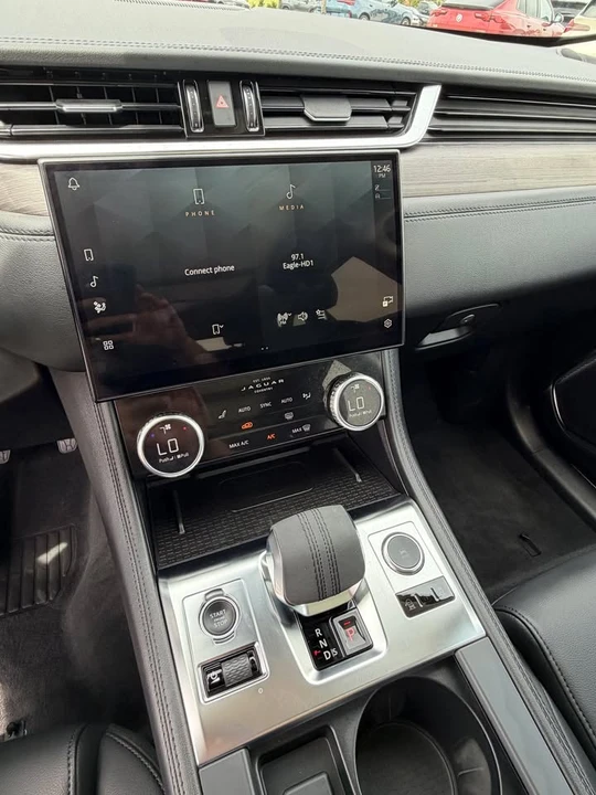 2022 Jaguar F-Pace - Image 8 of 10