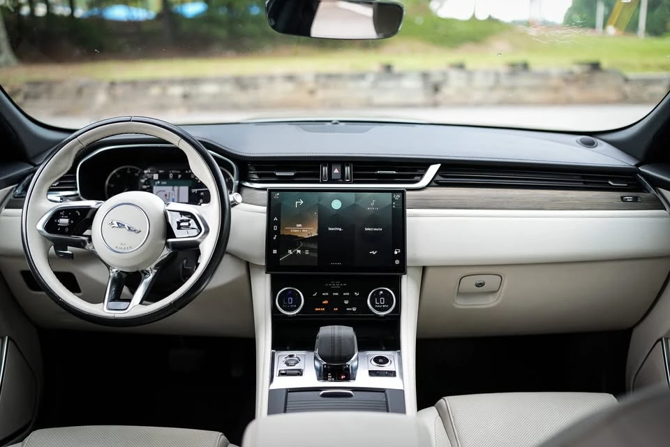 2022 Jaguar F-Pace - Image 14 of 18