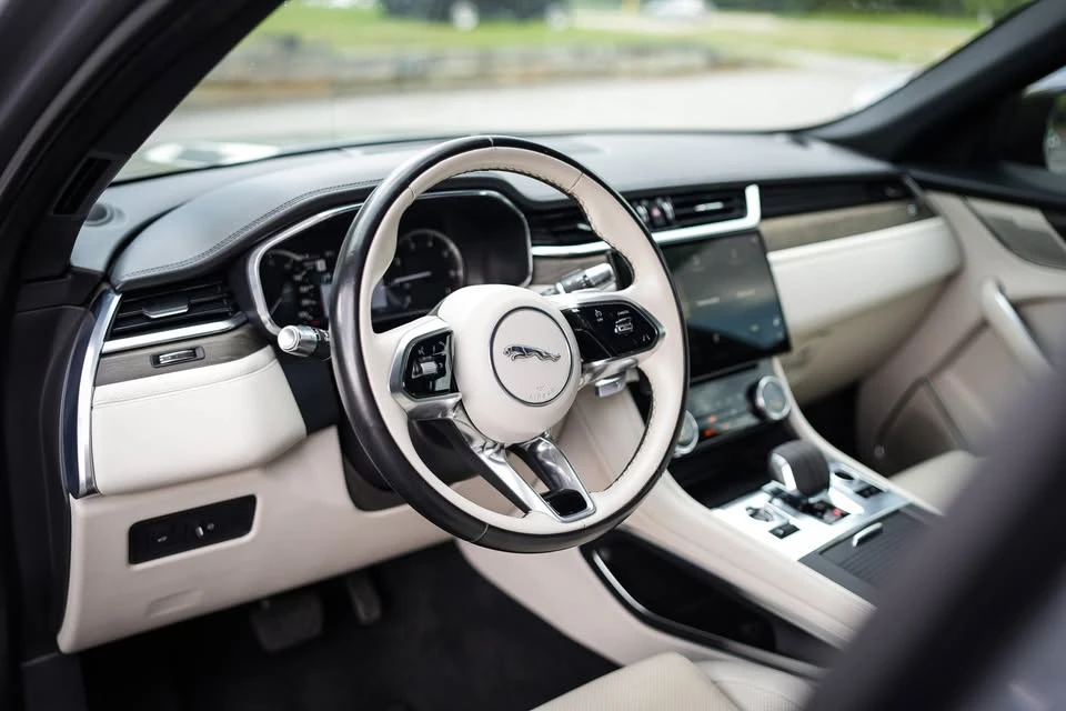2022 Jaguar F-Pace - Image 13 of 18