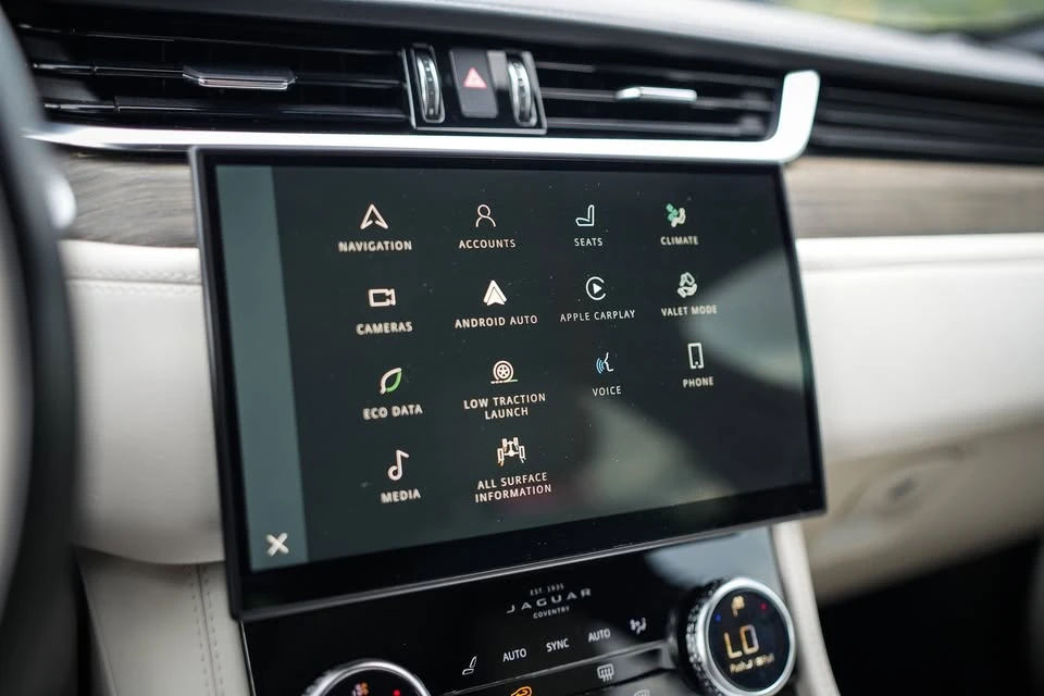 2022 Jaguar F-Pace - Image 16 of 18