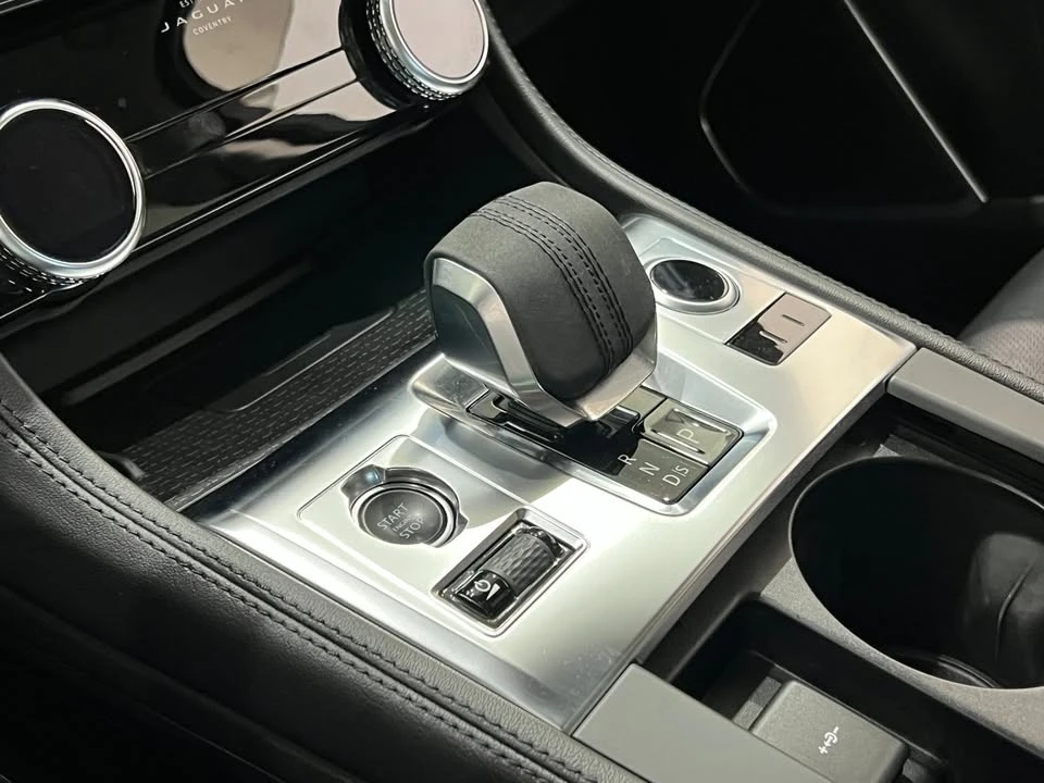 2022 Jaguar F-Pace - Image 10 of 17