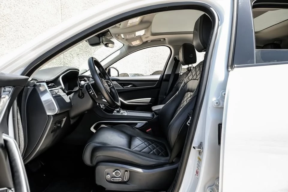 2022 Jaguar F-Pace - Image 9 of 18