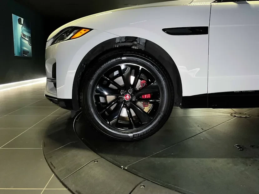 2022 Jaguar F-Pace - Image 5 of 16