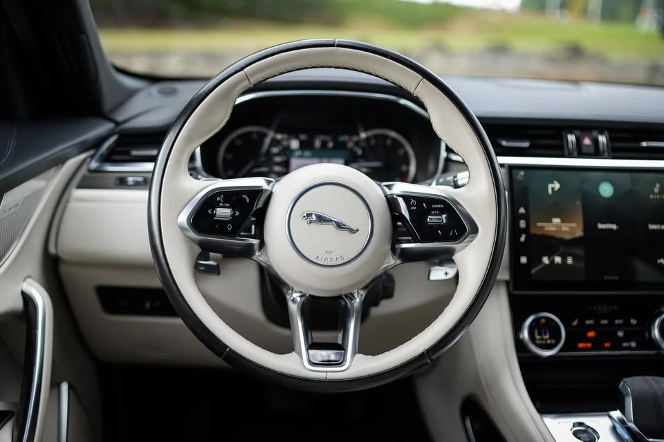2022 Jaguar F-Pace - Image 15 of 18