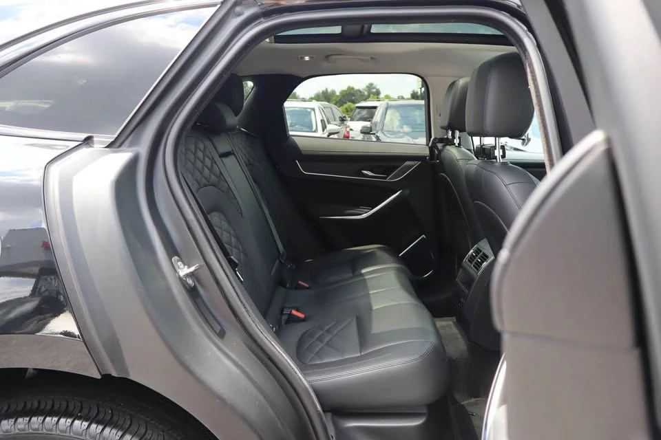 2022 Jaguar F-Pace - Image 15 of 20