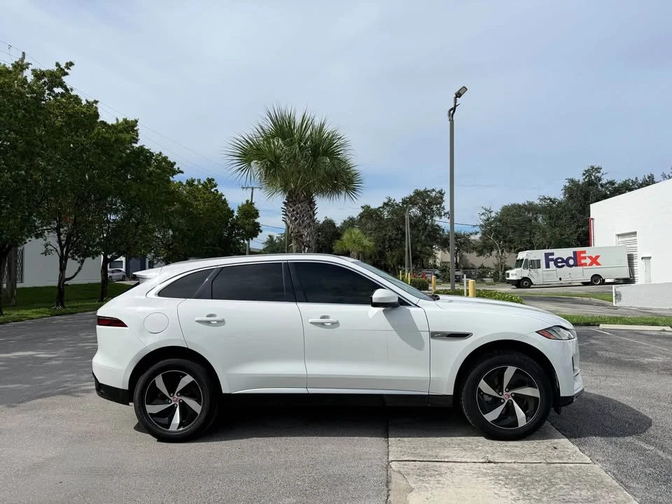 2022 Jaguar F-Pace - Image 2 of 15