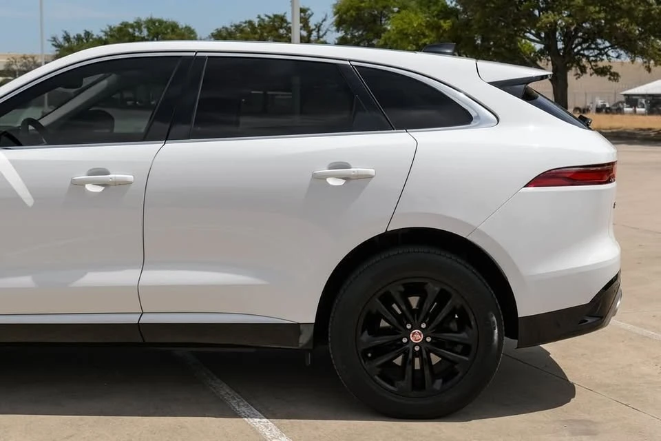2022 Jaguar F-Pace - Image 9 of 18