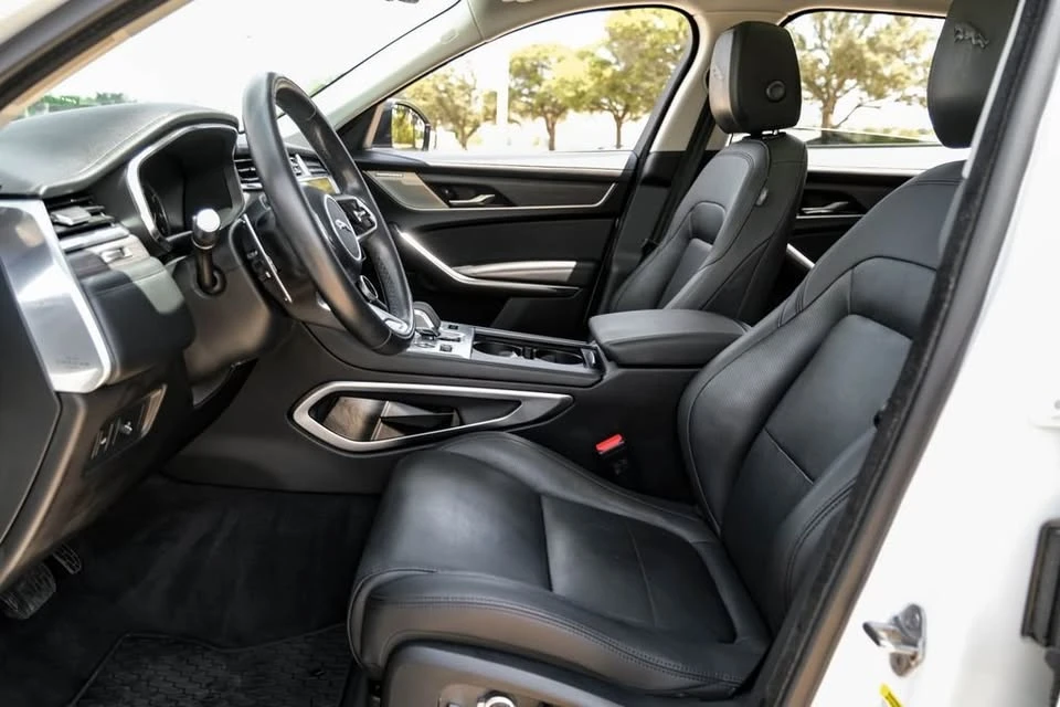 2022 Jaguar F-Pace - Image 10 of 18