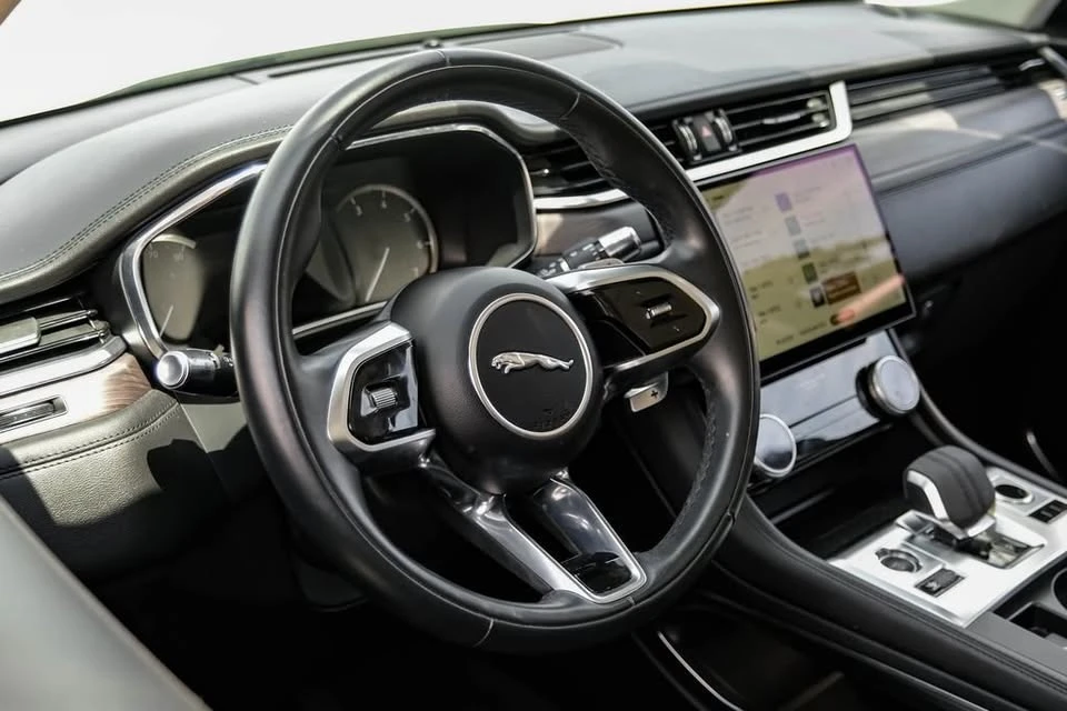 2022 Jaguar F-Pace - Image 15 of 18