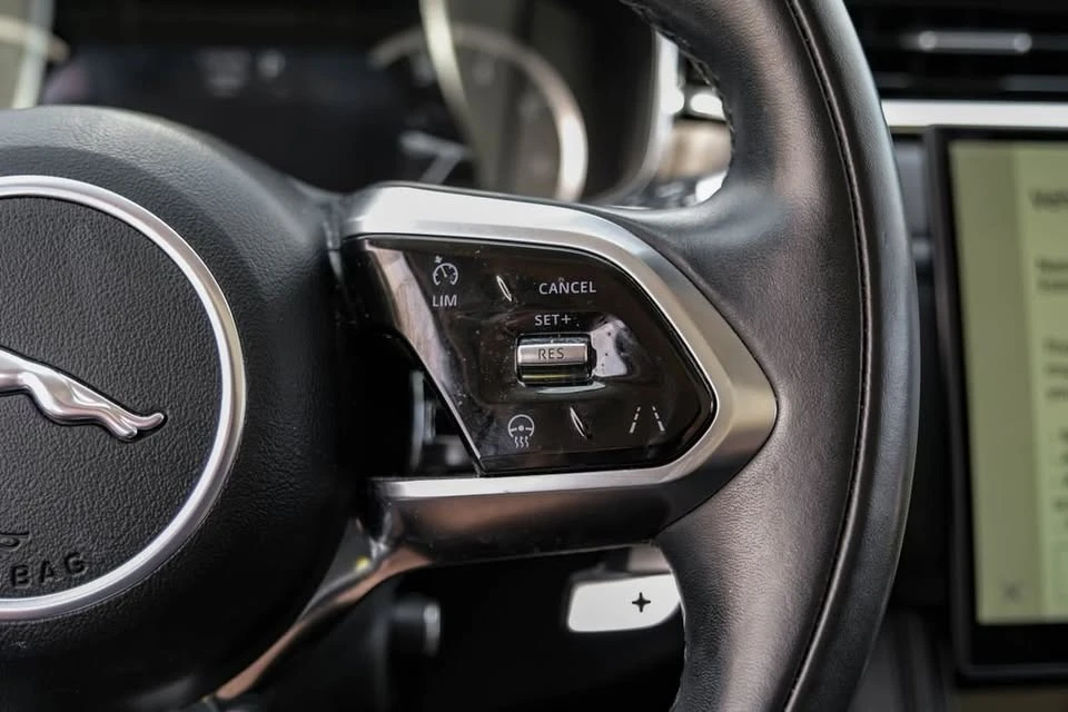 2022 Jaguar F-Pace - Image 17 of 18