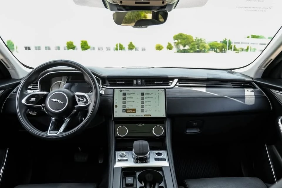 2022 Jaguar F-Pace - Image 13 of 18