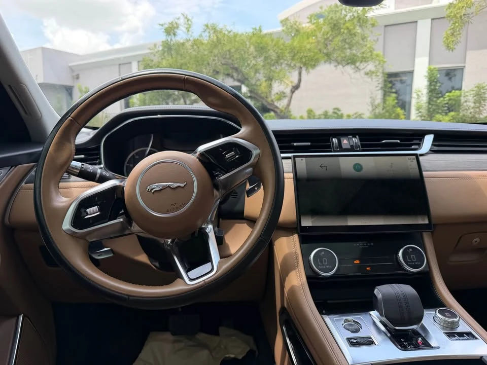 2022 Jaguar F-Pace - Image 11 of 17
