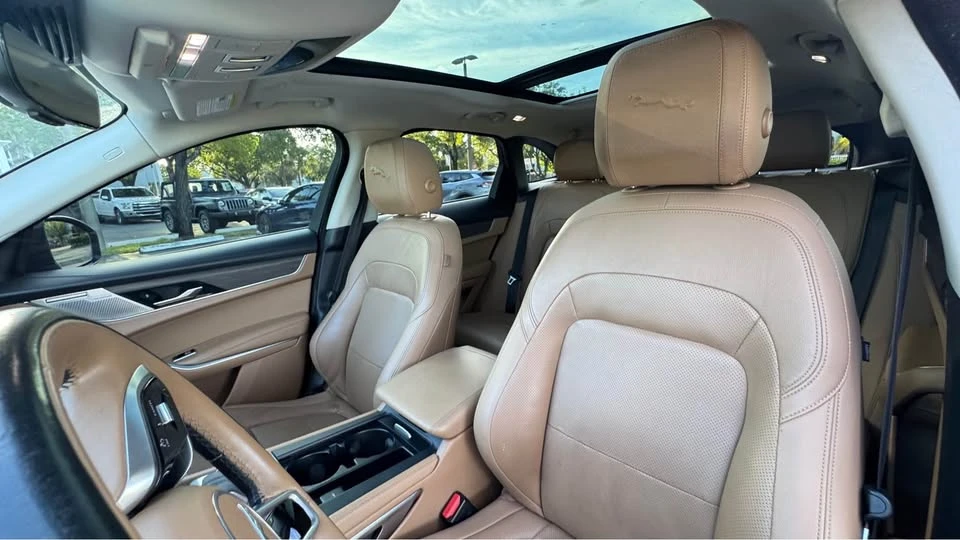 2022 Jaguar F-Pace - Image 14 of 18