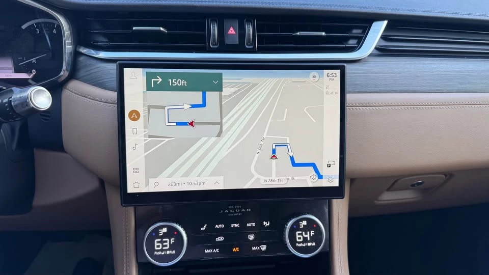 2022 Jaguar F-Pace - Image 15 of 18