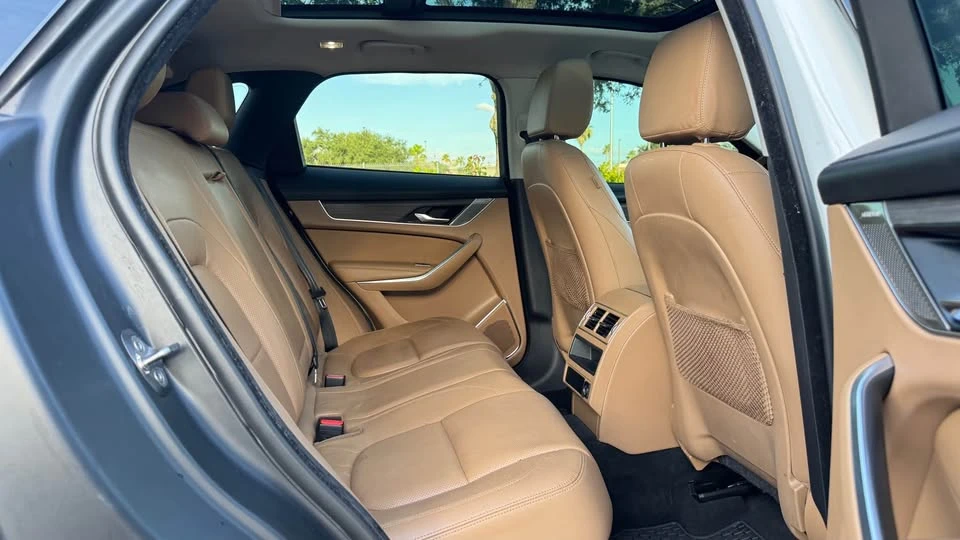2022 Jaguar F-Pace - Image 10 of 18
