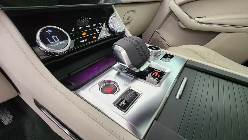 2022 Jaguar F-Pace - Image 15 of 20
