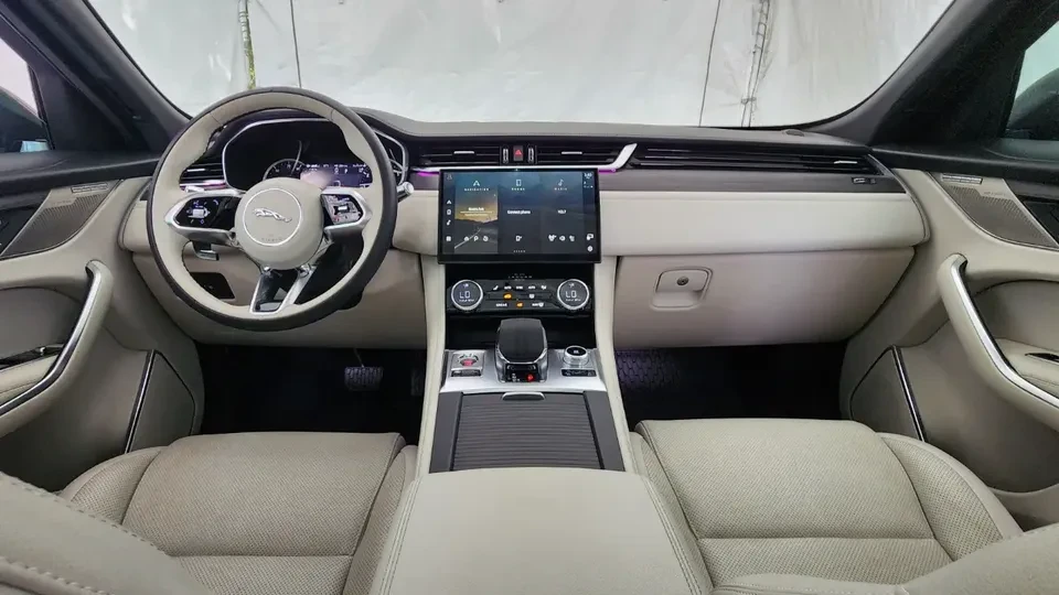 2022 Jaguar F-Pace - Image 18 of 20