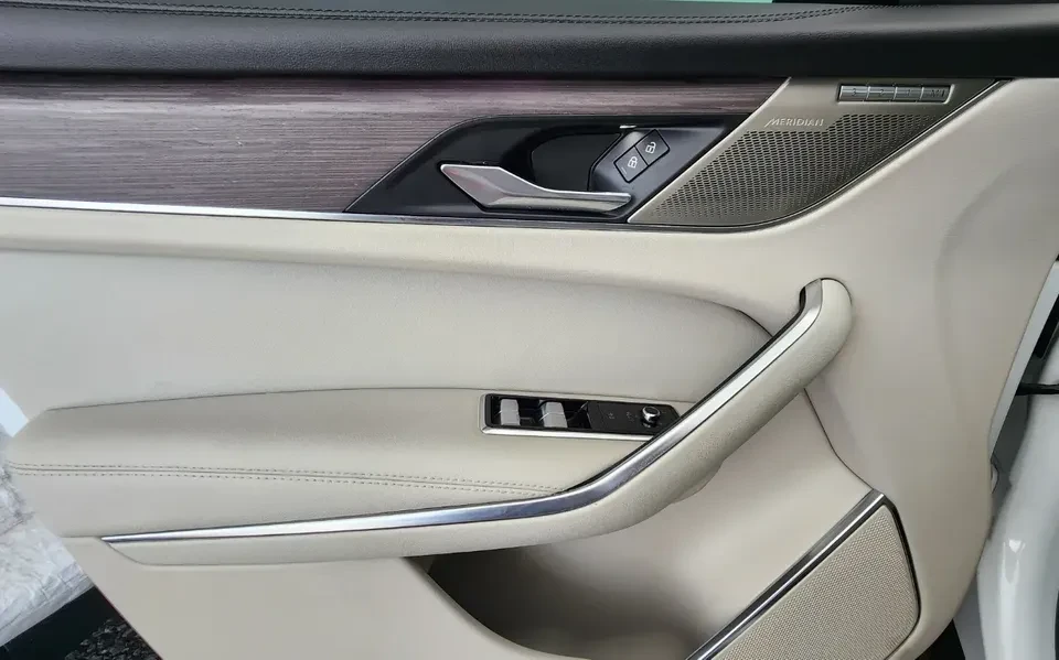 2022 Jaguar F-Pace - Image 11 of 20