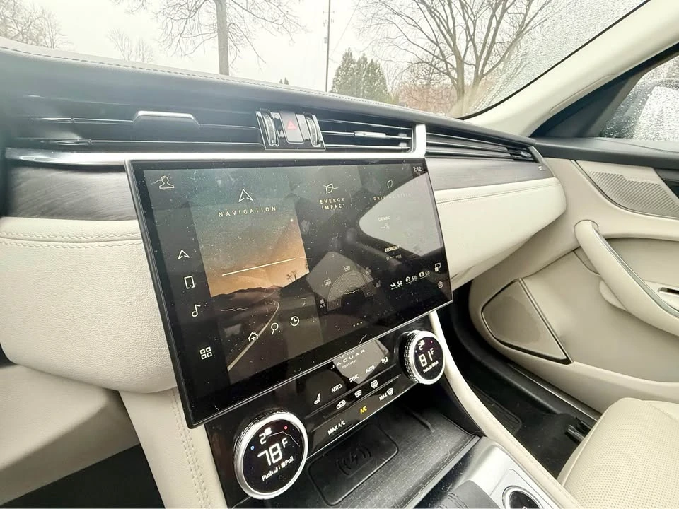2022 Jaguar F-Pace - Image 7 of 10